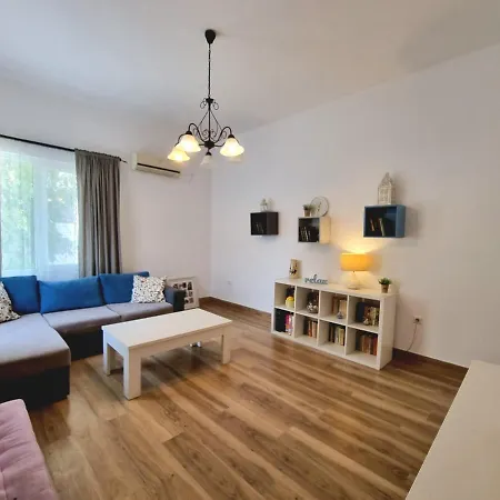 Charming 6 M From The Main Street Appartamento Burgas